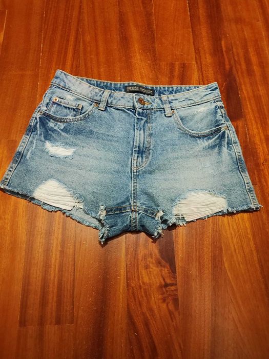 Calções de ganga da marca Bershka. Sem uso.