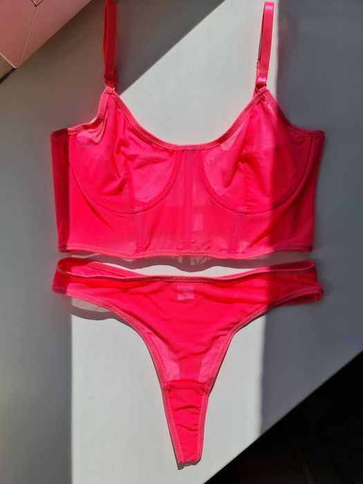 Яскравий літній комплект білизни у сіточку