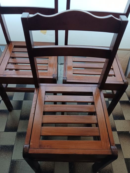 Três cadeiras em madeira para sala ou cozinha