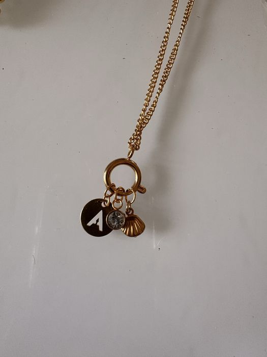 Colar com letra, perola e simbolo