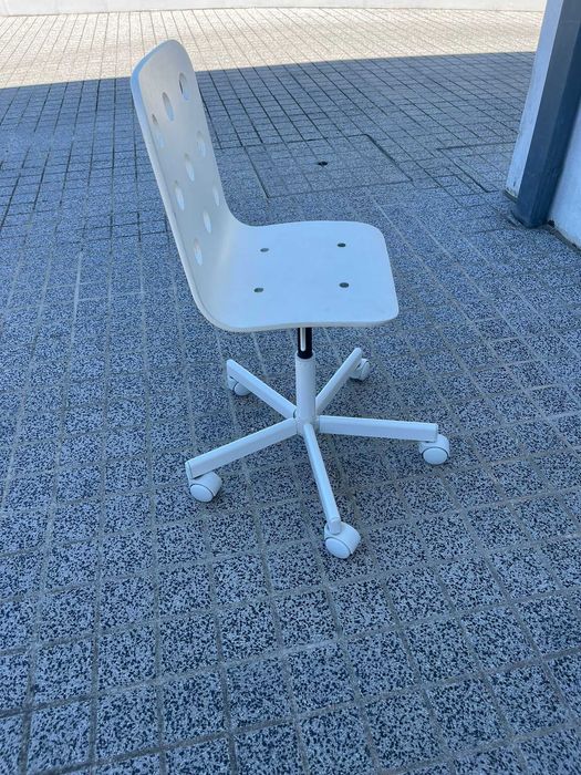 Cadeira branca com rodinhas, para criança