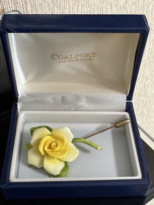 Гарна вінтажна брошка з трояндою coalport в коробочці
