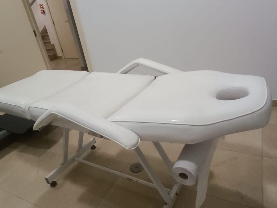 Marquesa em pele articulada senta e deita