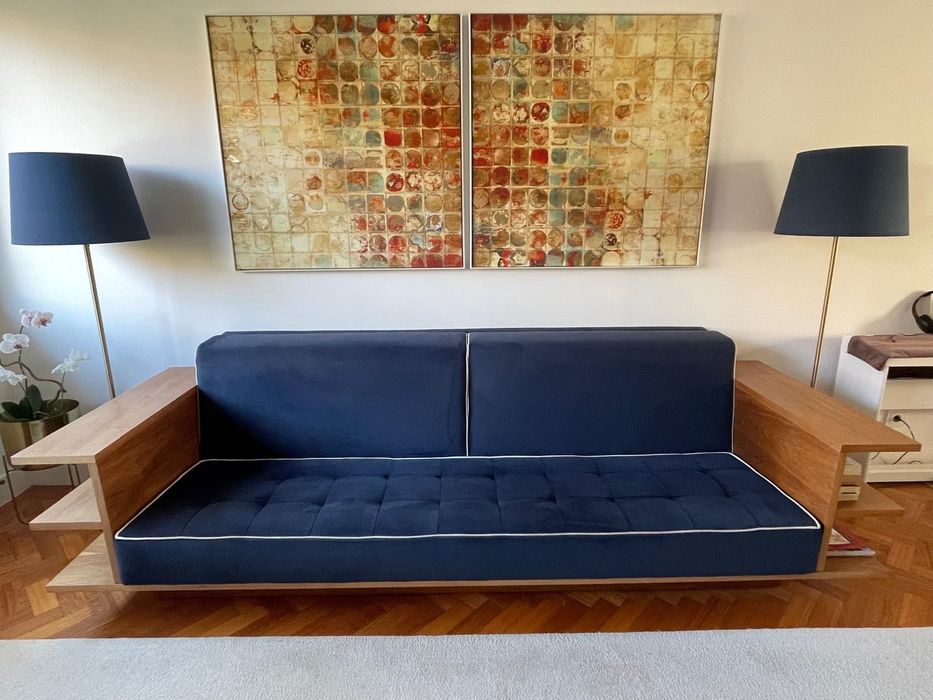 Sofã 4 pessoas veludo azul escuro com braços em nogueira modelo exclusivo.