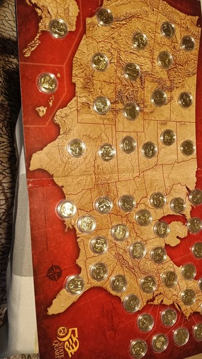 Kolekcja monet platerowanych zlotem.