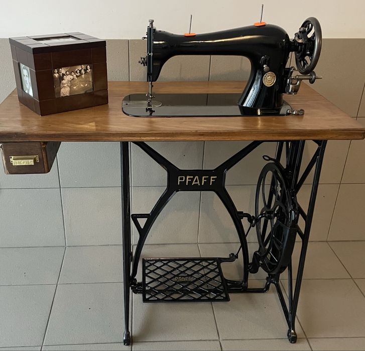 Máquina de costura semi-industrial, PFAFF, restaurada e a coser.