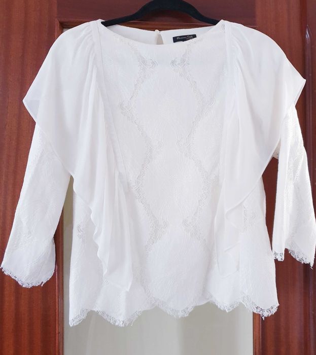Blusa em renda branca da marca Massimo Dutti.