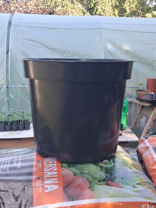 Donica 20 l plastikowa czarna