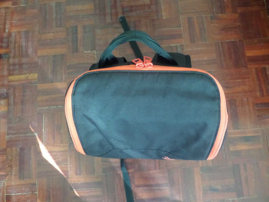 Mochila da Adidas, Preta com Perfis Vermelhos e Simbolos do Benfica. Ideal para desporto ou viagens