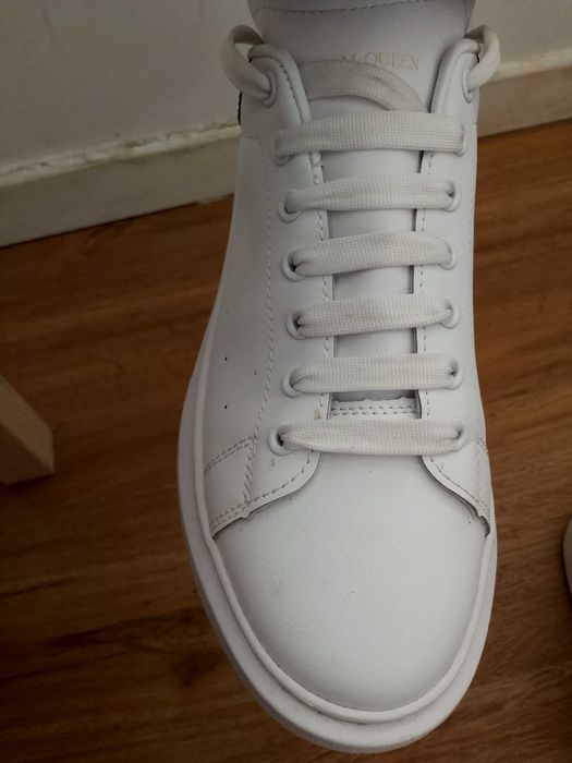 Tênis da marca Alexandre McQueen na cor branco e preto