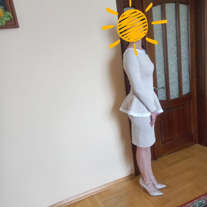 Плаття бежевого кольору