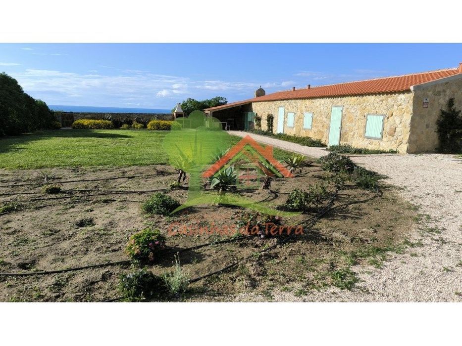 Terreno rústico com vista de mar e casa