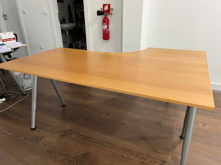 Secretaria de escritório como nova