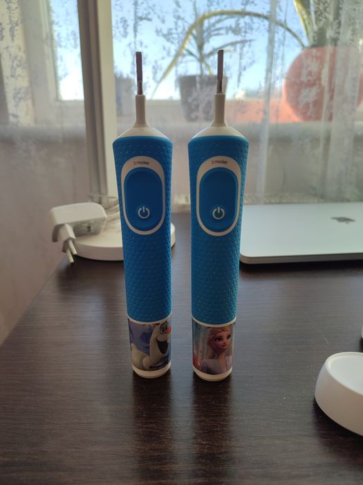 Щітки Oral-b терміновий продаж( 2 шт)