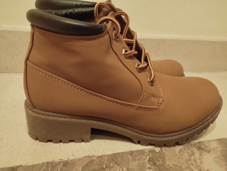 Botas cano baixo com atacadores