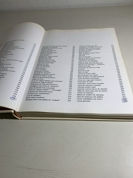 O Grande Livro Ilustrado do Artesanato e Lavores