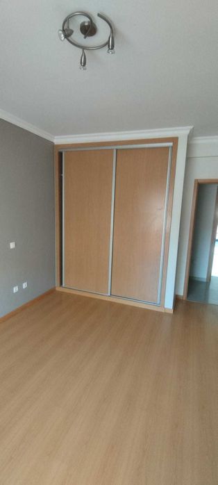 Apartamento T2 com pequena garagem/box privativa e arrecadação