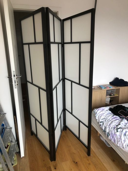 Parawan/ścianka działowa IKEA RISÖR w kolorze biało-czarnym.