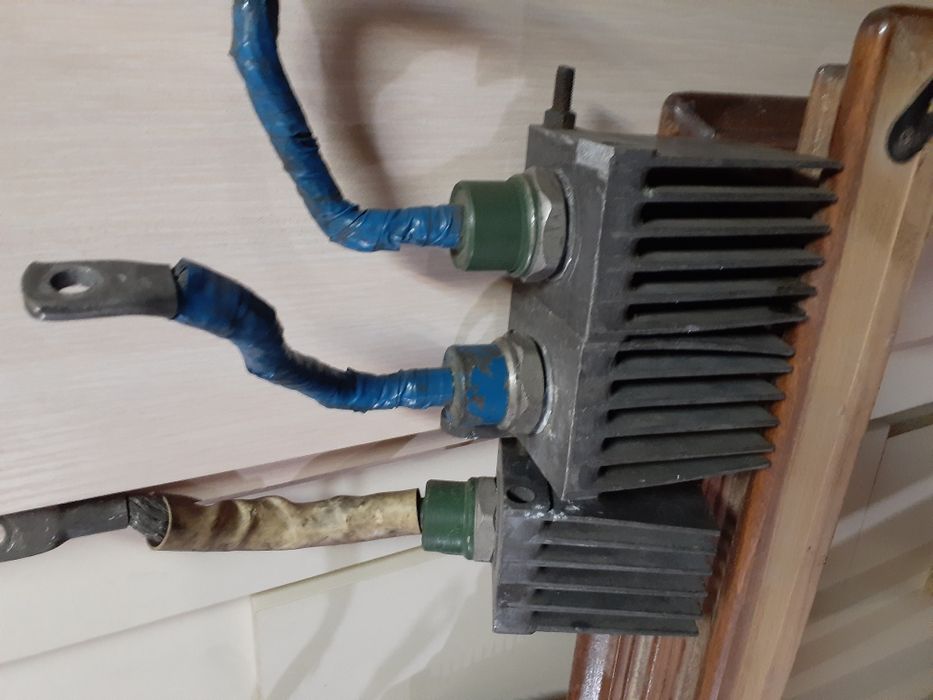 Тиристор, диод силовой с радиатором.