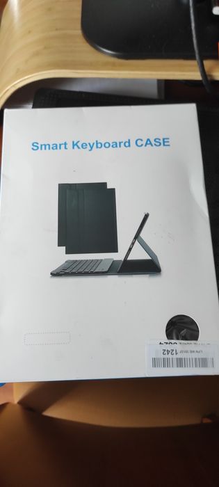 Smart Keyboard Case - Capa com Teclado Magnético para Tablet (Nova, Selada)