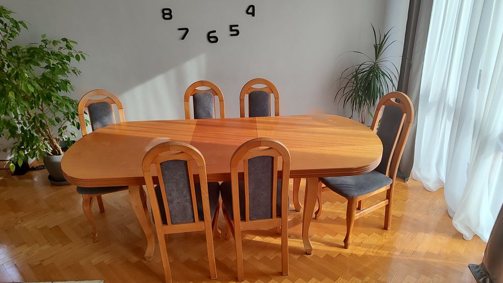 Stół drewniany z krzesłami