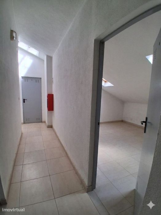 Apartamento T3 com varanda em Carcavelos