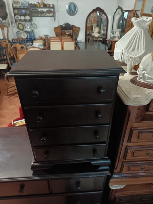 Cómoda com duas mesas cabeceira