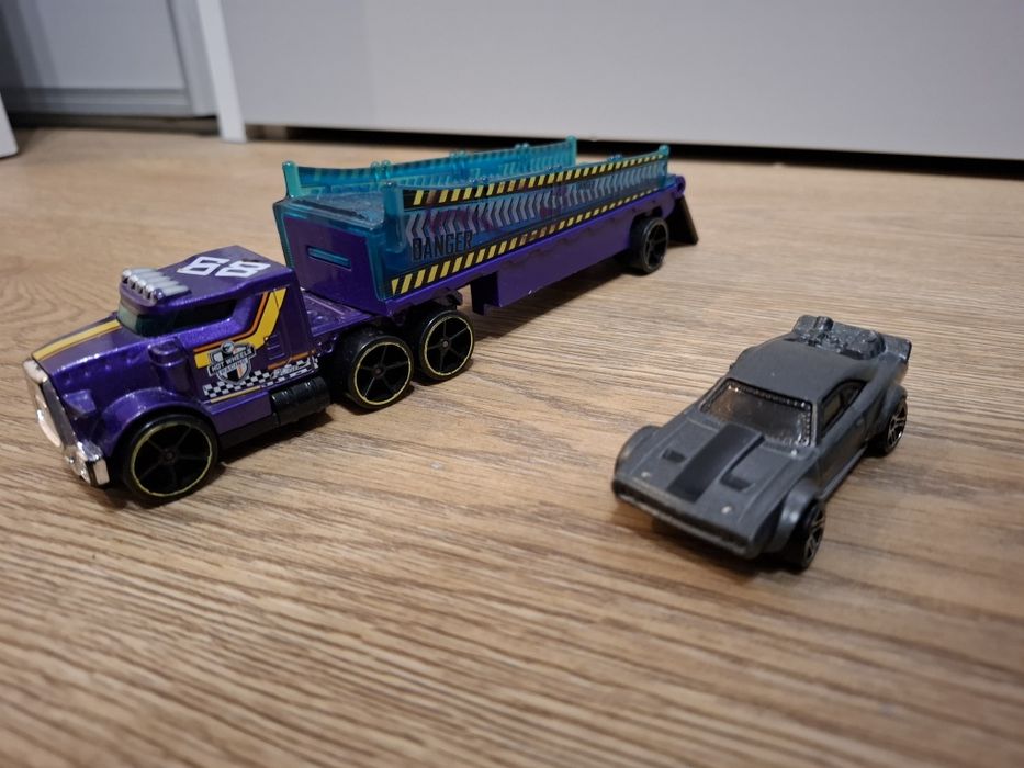 Zestaw samochodzików Hotwheels