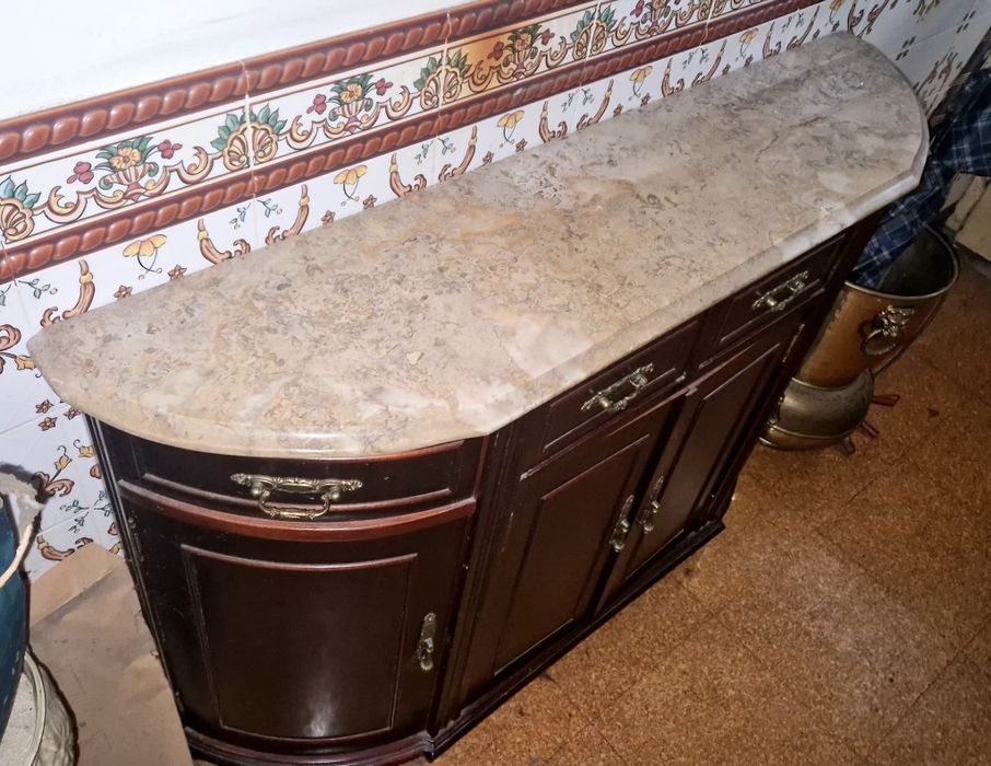 Aparador com tampo em mármore