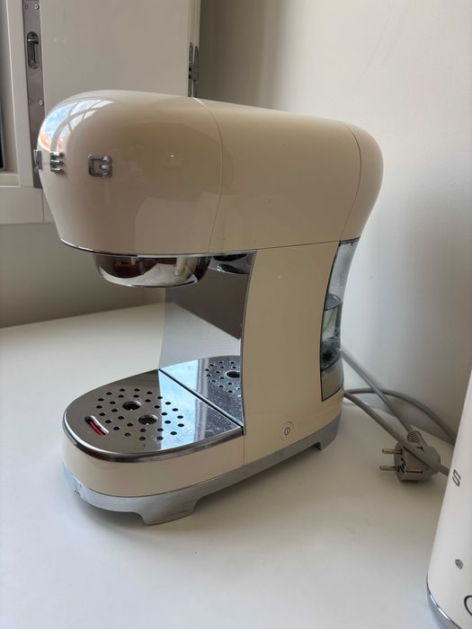 Máquina de café SMEG e o seu batedor de leite