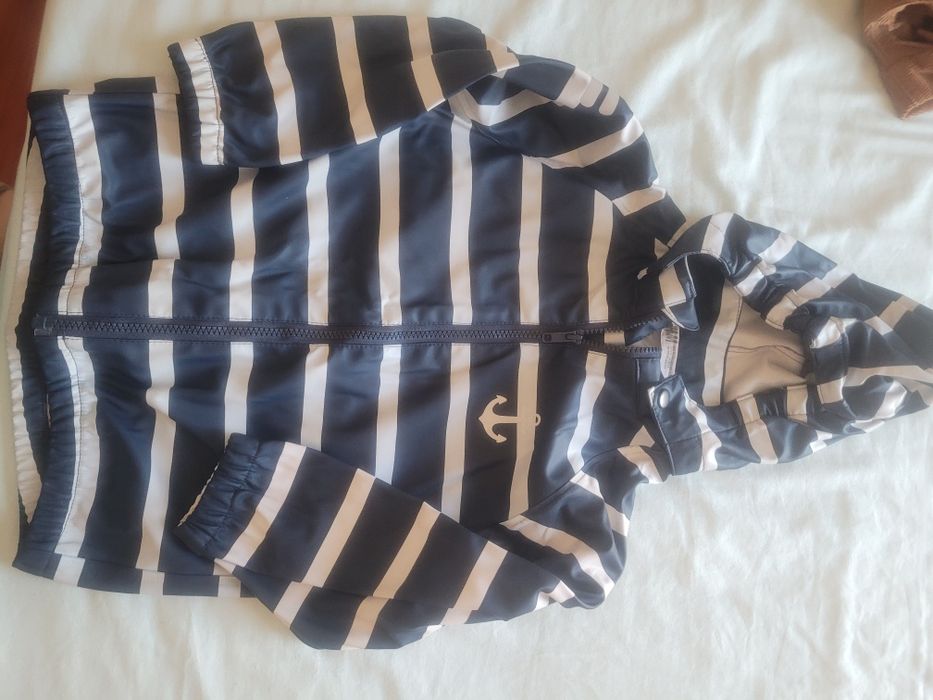 Conjunto impermeável criança H&M – casaco + calças com alças