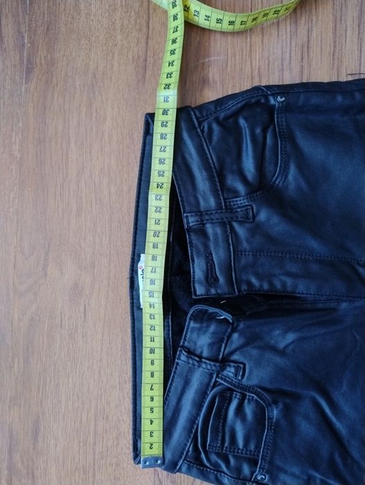 Spodnie woskowane Daysie czarne rurki ocieplane M wysoki stan