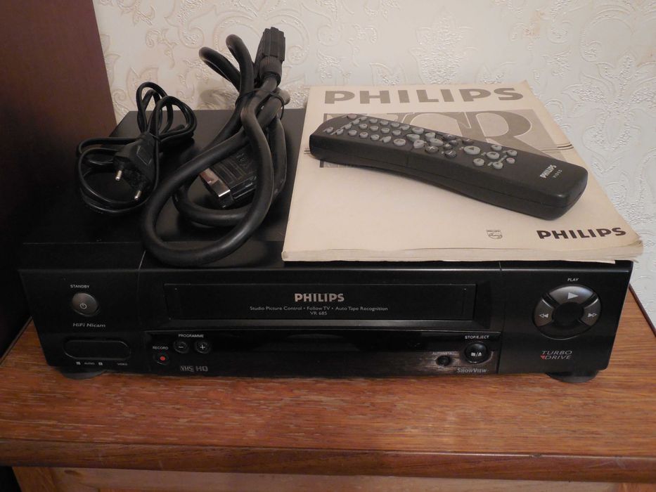 Відеомагнітофон Philips VR685