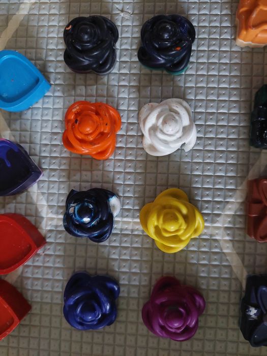 Zestaw 24 unikalnych kredek świecowych – Serca, Róże i Prezenty