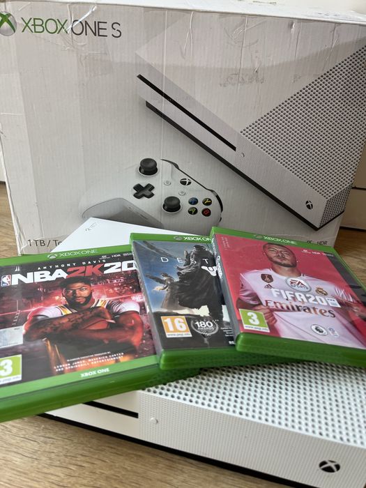 Xbox One S 1TB  w bardzo dobrym stanie