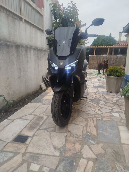 Vendo Mota 125 cc com ap nas 3846km vendo por não usar apenas fez ainda a 1 revisão e é de garagem