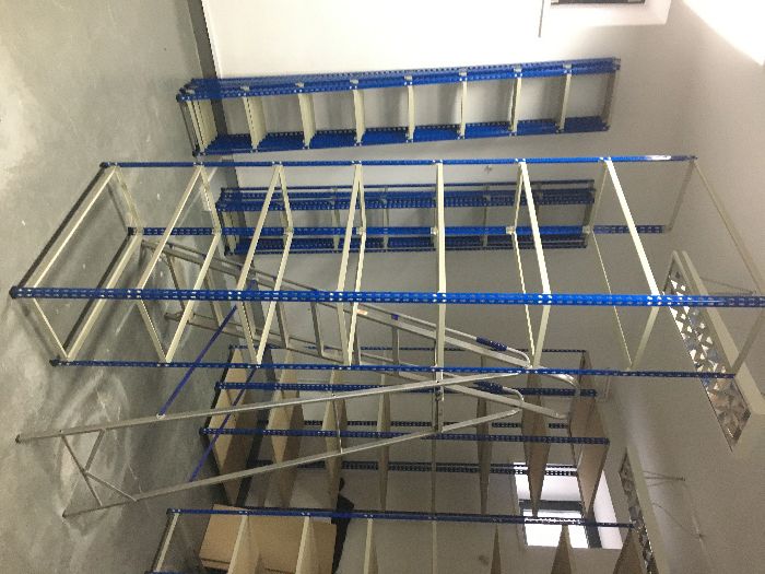 Magazynowy regał metalowy ŁATWY paletowy uzywany modulowy stol