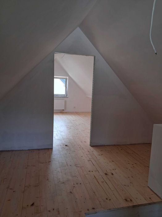 Śliczny dom pod lasem.