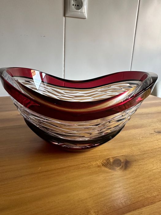 Vaso ou fruteira de cristal Bohemia em vermelho rubi, caracterizada pelo design de linhas lapidadas à mão que criam um efeito visual dinâmico