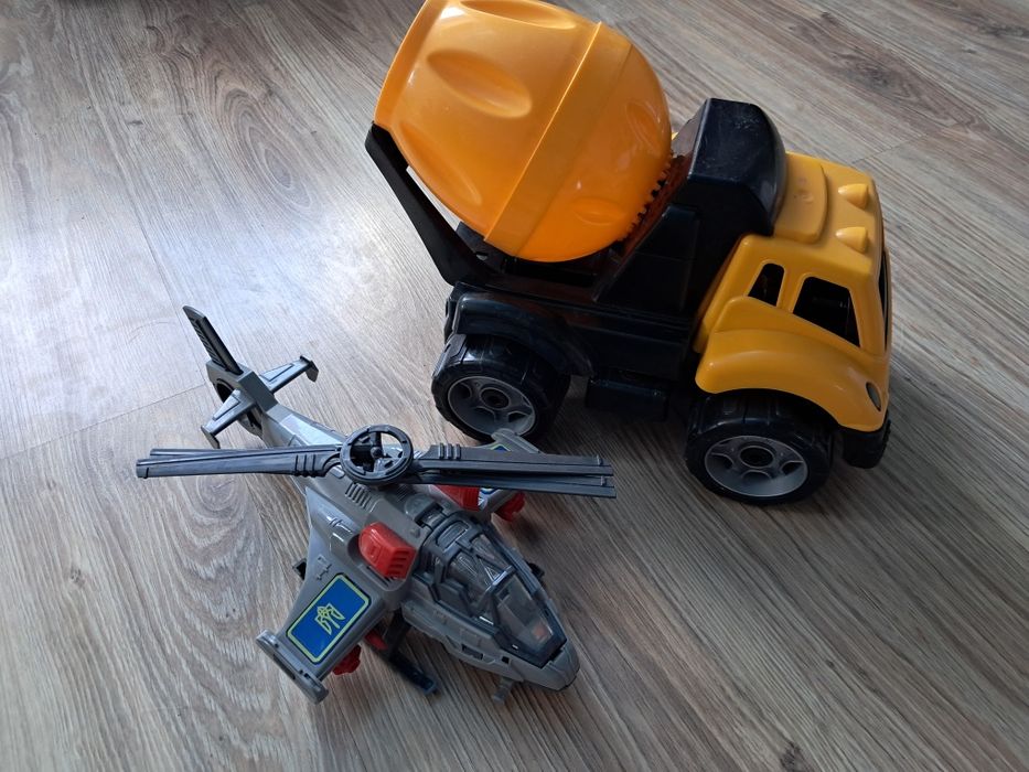 Іграшка гвинтокрил та бітонозмішувач