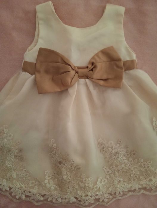 Vestidos e roupinhas de bebé 3-6 e 6-9meses.