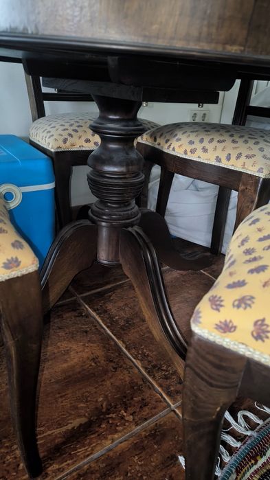 Estante em madeira maciça.