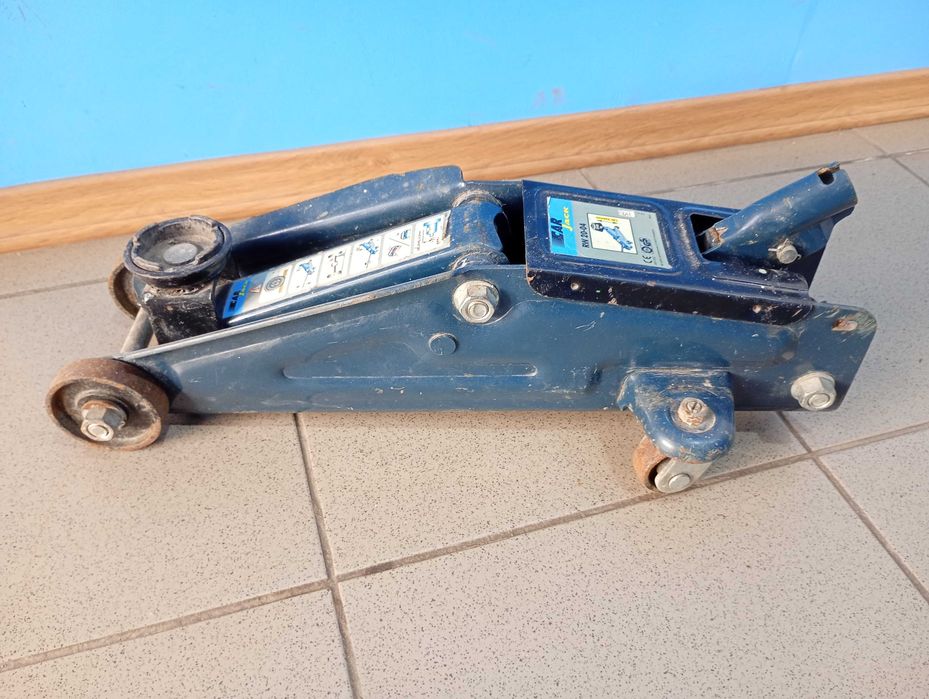 Домкрат гидравлический подкатной CAR jack RW 20-04