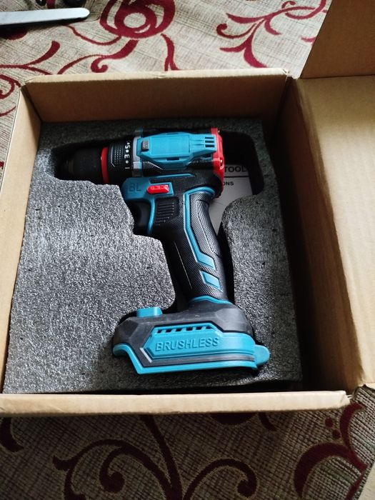 Продам хорошу акумуляторну дрель під макітівську посадку безщітковий