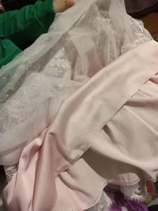 Платье с вышивками на девочку розовое ,рост128