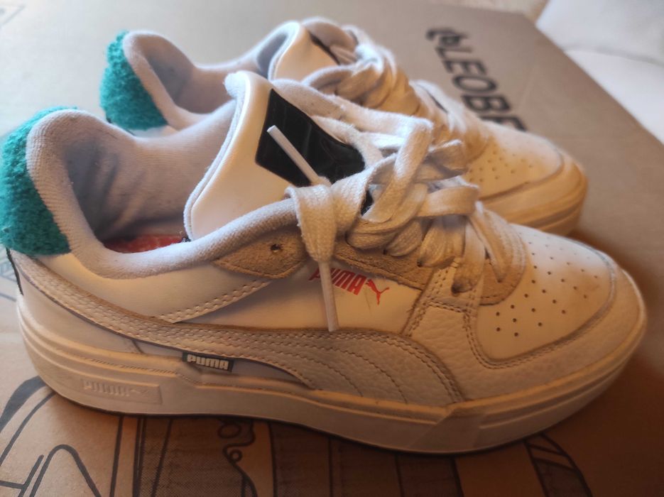 Білі кросівки для жінок від Puma