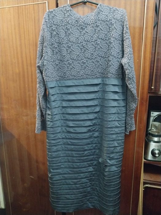 Женское платье серого цвета с гипюром.Стрейч