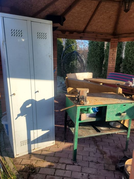 Do sprzedania metalowa szafa ubraniowa