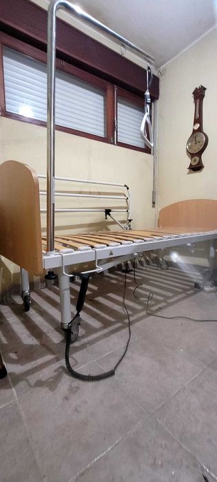 Cama articulada eletrica e colchão hospitalar anti-escaras.