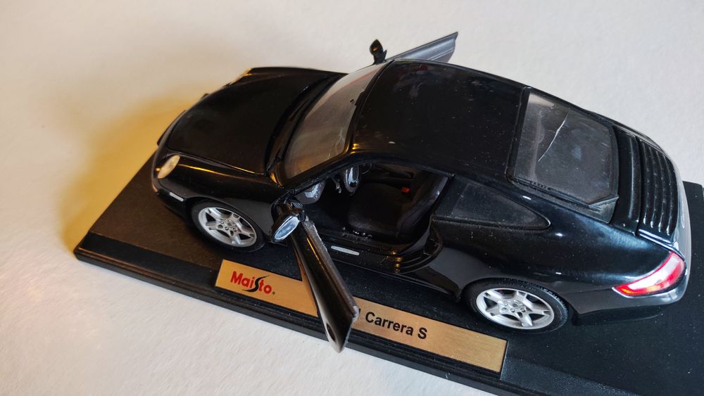 Maisto 1:18 Scale Porsche 911 Carrera S